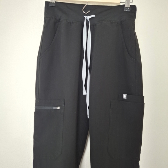 Figs Set of Black Yola High Waisted Scrub Pants & Catarina Slim Top Size XS - Picture 10 of 16